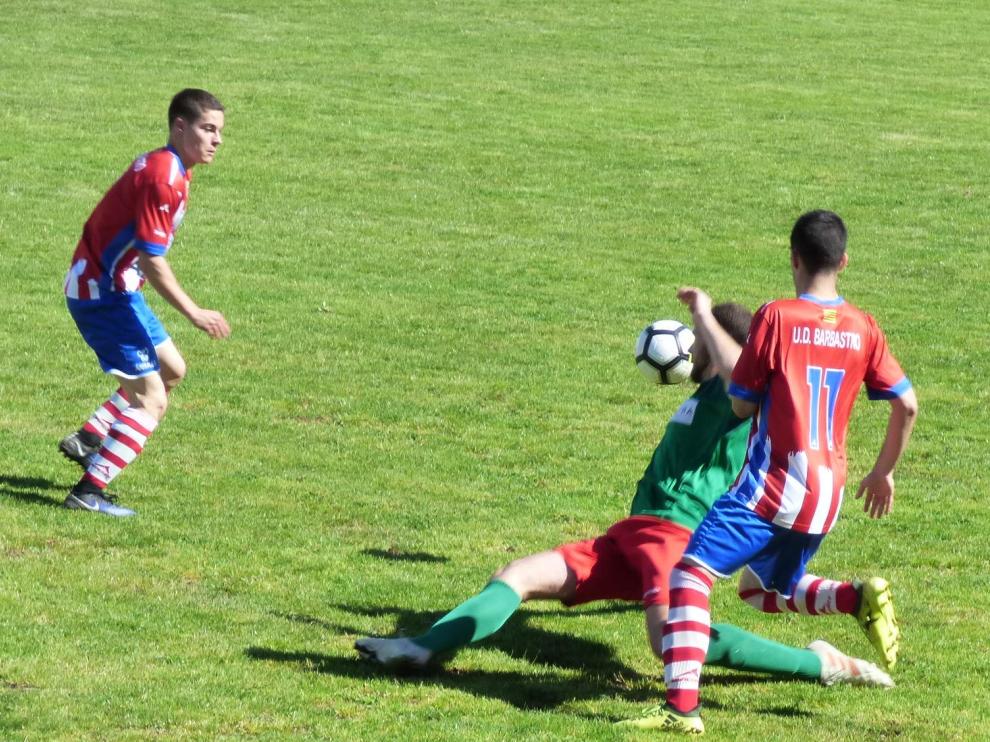 Un lance del partido entre el Barbastro y Jacetano.
