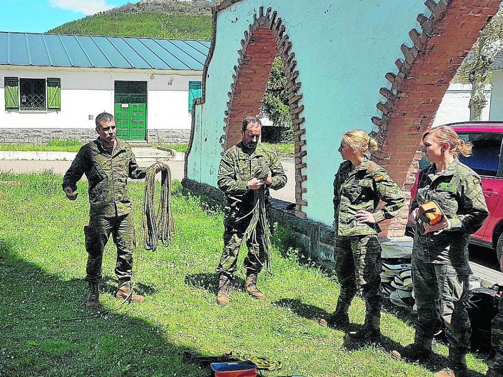 Clase teórica sobre el manejo de cuerdas este lunes en la Escuela Militar de Jaca.