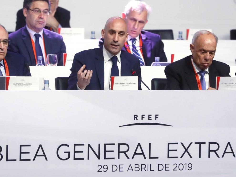 El presidente de la Real Federación Española de Fútbol (RFEF), Luis Rubiales (c), durante la Asamblea General en sesión extraordinaria de la RFEF que se ha celebrado este lunes en Madrid