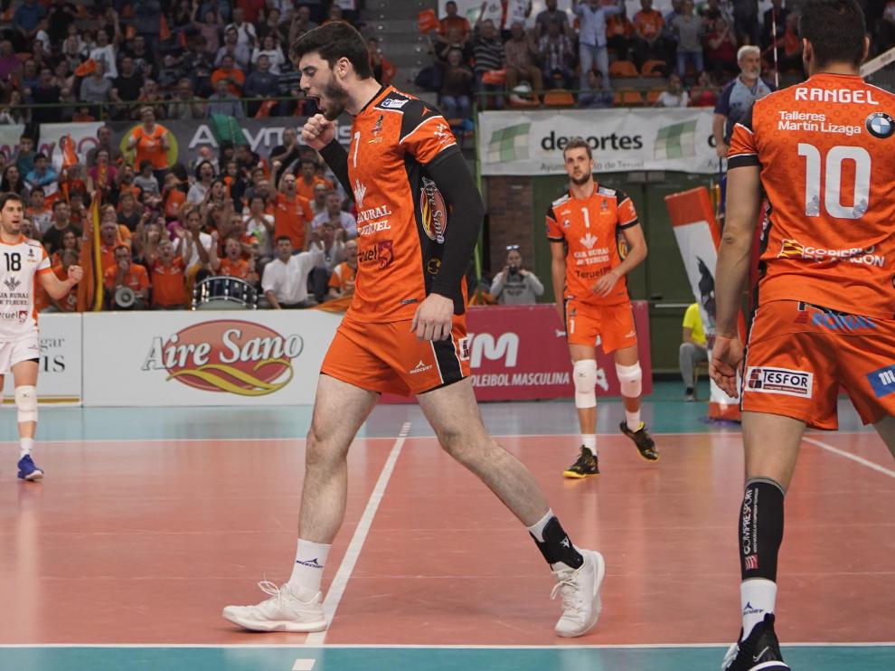 Miki Fornés celebra un punto en el primer partido del 'play off' final celebrado el sábado en Los Planos