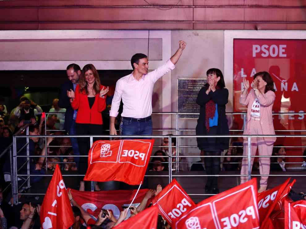 Pedro Sánchez en declaraciones en la sede del PSOE tras la victoria electoral de este domingo.