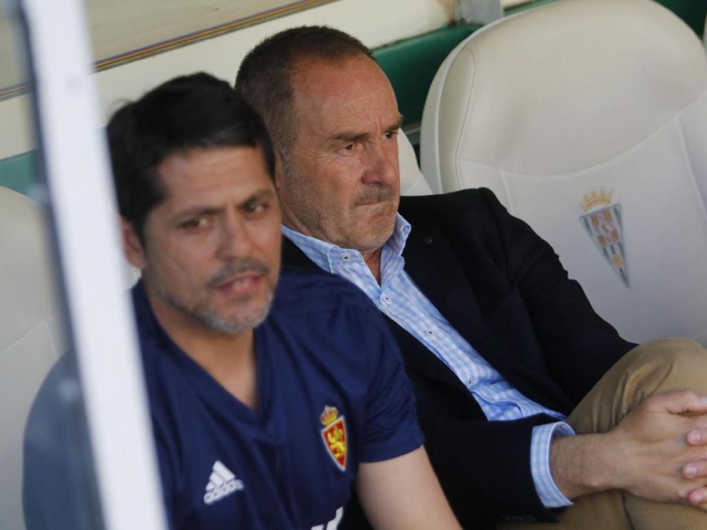 Víctor Fernández, con gesto preocupado, sentado en el banquillo de El Arcángel junto a José Luis Loreto, el segundo técnico del Real Zaragoza.