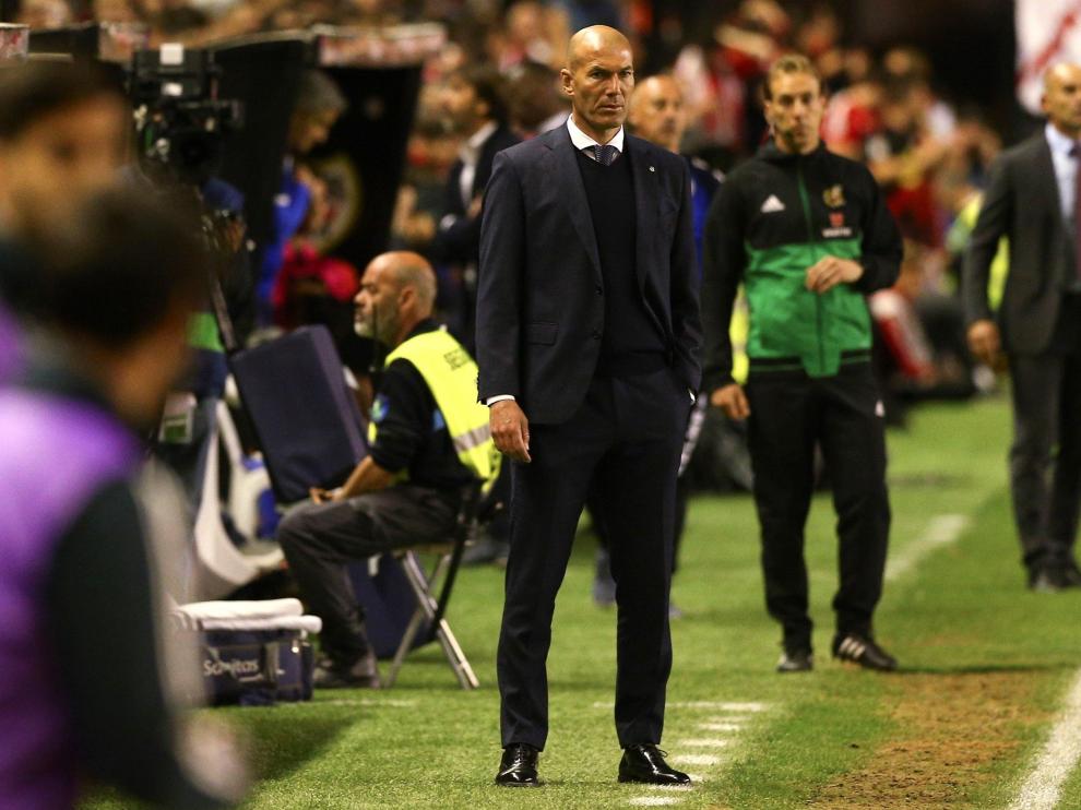 El entrenador del Real Madrid, Zinedine Zidane, durante el partido del Real Madrid contra el Rayo Vallecano.