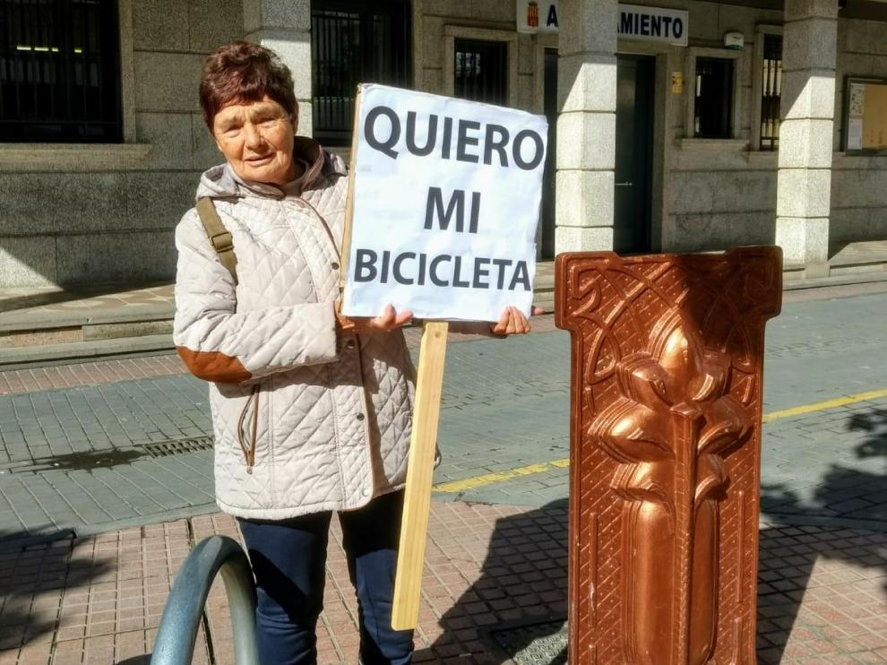 Carmen Gaspar, con su pancarta, delante del ayuntamiento.