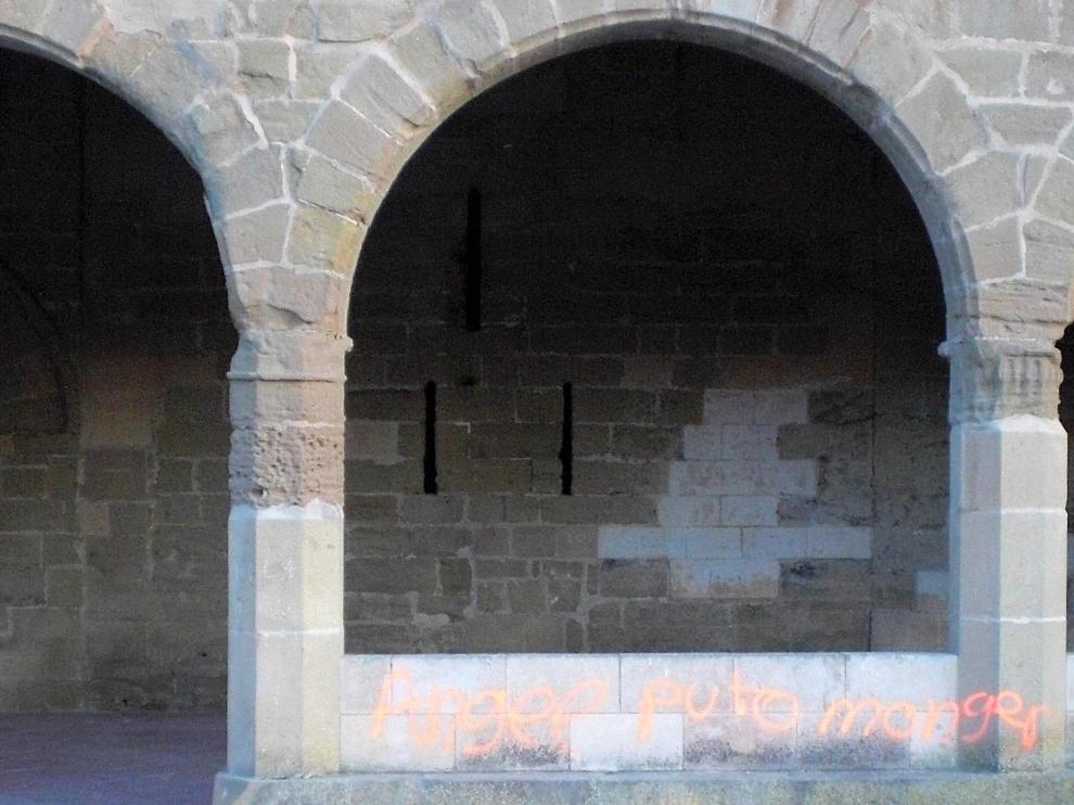 Pintadas en la pared exterior del porche de la ermita de Salas.