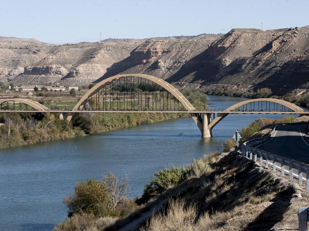 El emblemático puente sobre el Ebro a las afueras del municipio de Sástago, en comarca Ribera Baja del Ebro.