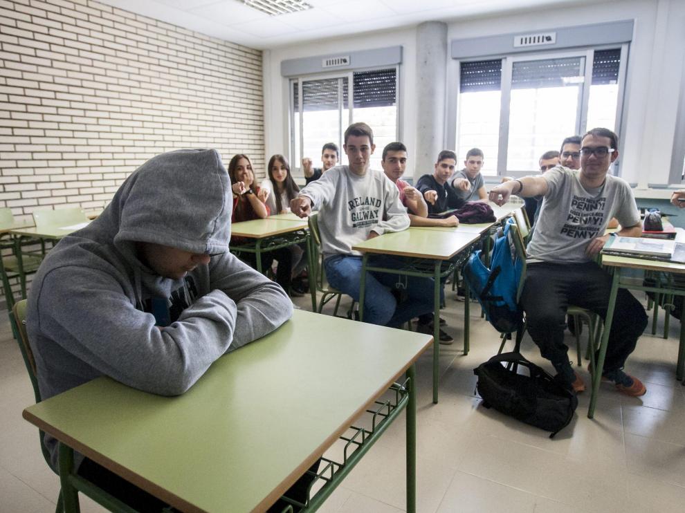 Imagen de archivo de estudiantes del IES Tiempos Modernos recreando cómo se sienten las víctimas de acoso escolar.