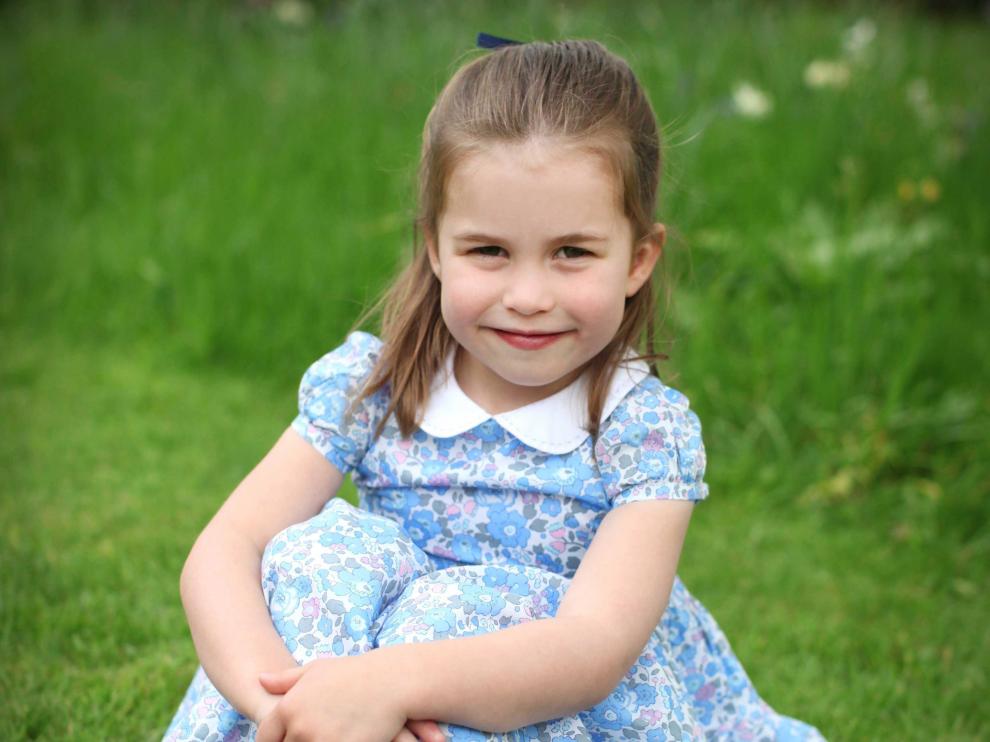 Carlota, la cuarta en la línea sucesoria a la Corona británica, es la segunda hija del príncipe Guillermo y su esposa, Catalina.