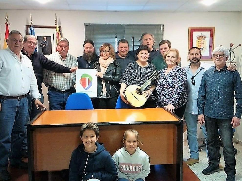 Fotografía de familia tras el pleno de Lupiñén donde se aprobó el acuerdo.