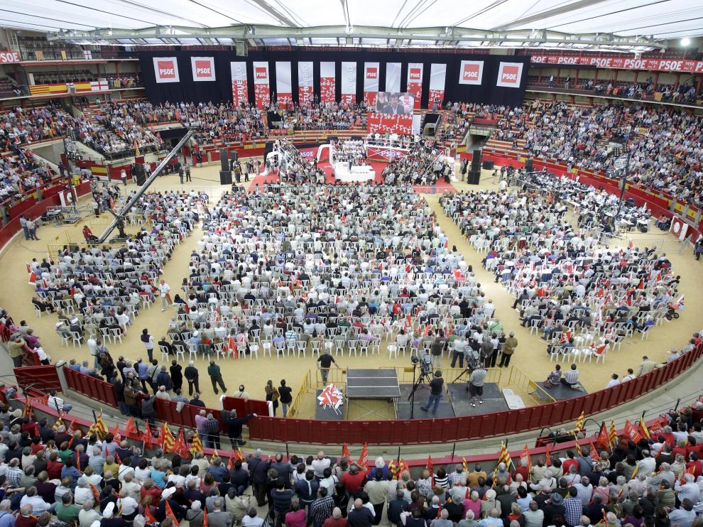 Imagen de archivo de un mitin del PSOE en la plaza de toros de Zaragoza.