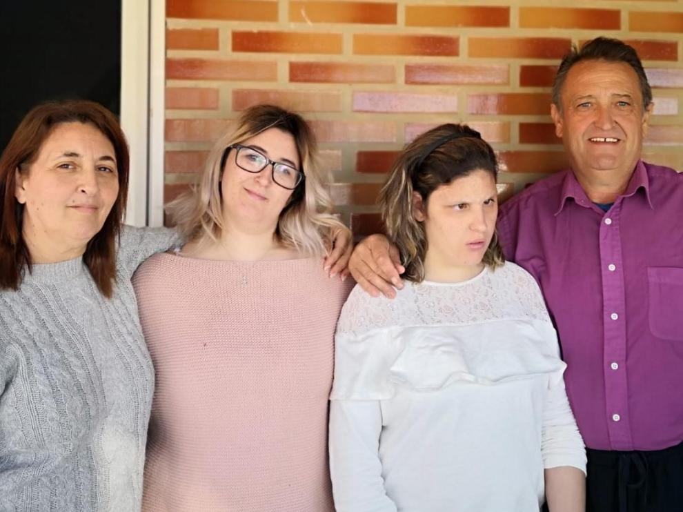 Begoña junto a sus dos hijas y su marido.