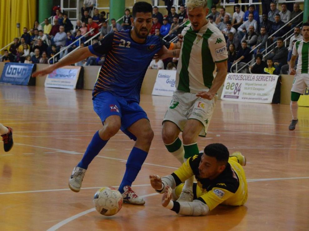Carlos García, jugador del Colo Colo, ante el Córdoba.