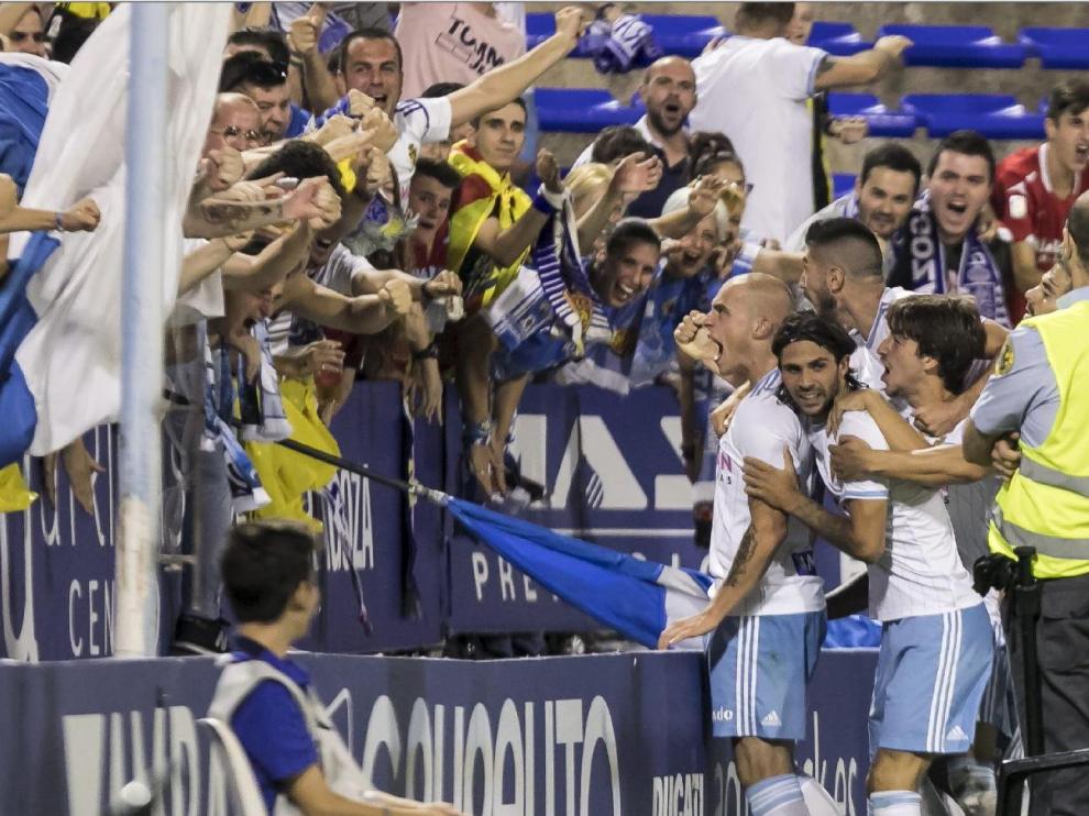Minuto 5 de la segunda parte del partido de Copa del Rey entre Real Zaragoza y Deportivo de La Coruña el pasado septiembre. Pombo grita con la grada el 2-0, que anotó de cabeza. Tras él, Buff y Delmás.