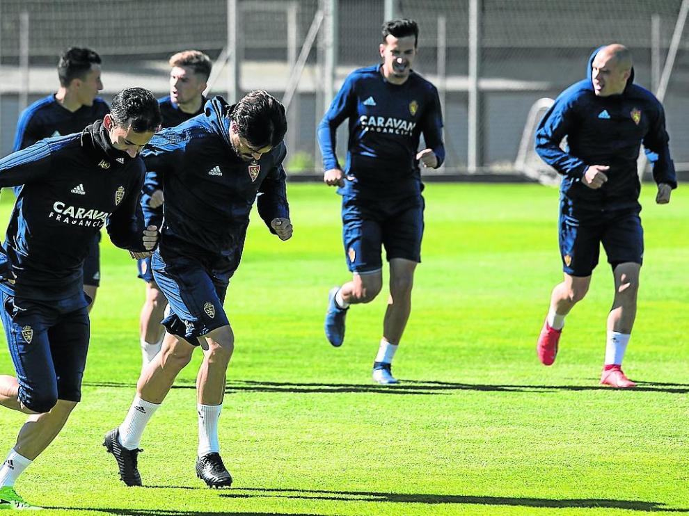 Los jugadores del Zaragoza, en la sesión de entrenamiento de ayer en la Ciudad Deportiva