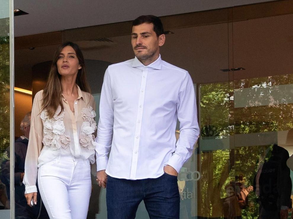 Casillas abandona el hospital de la mano de su mujer, Sara Carbonero.
