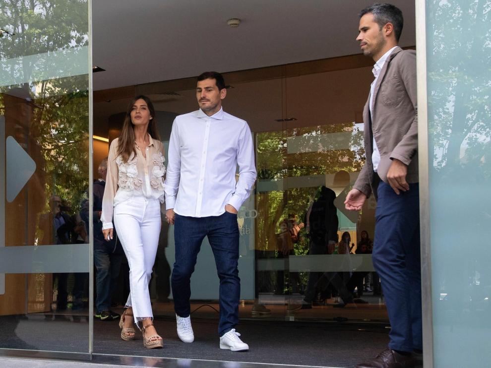 Casillas abandona el hospital de la mano de su mujer, Sara Carbonero.