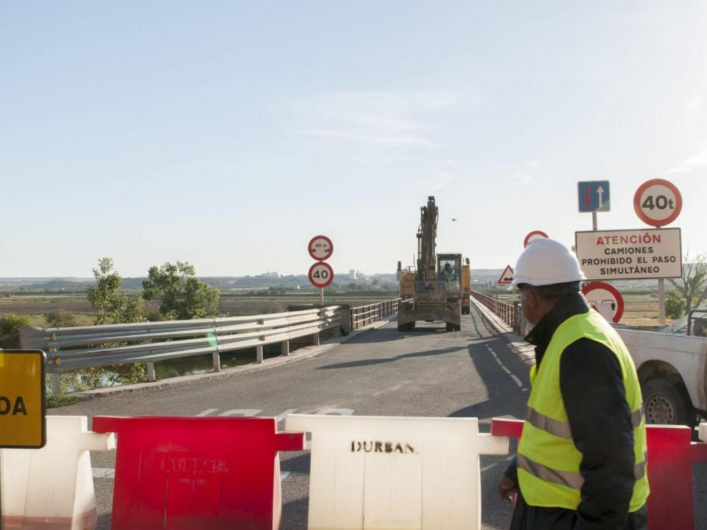 Los trabajos ya han comenzado en el puente, que se ha cerrado al tráfico.