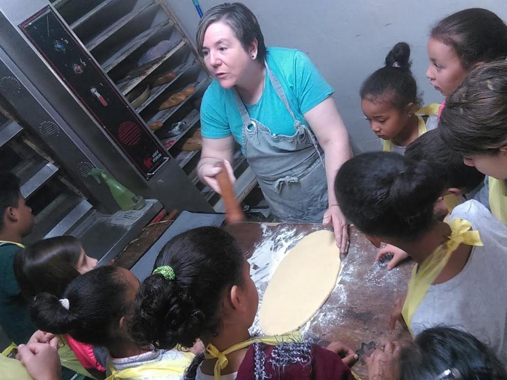 Durante la semana temática dedicada a los oficios, los escolares realizaron diferentes visitas y entrevistas, entre ellas, a la panadera del pueblo