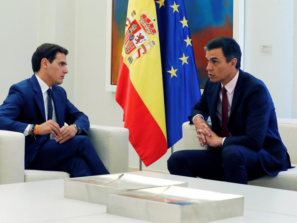 l presidente del Gobierno en funciones, Pedro Sánchez, recibe en la Moncloa al líder de Ciudadanos, Albert Rivera, con el que continúa este martes su ronda de contactos
