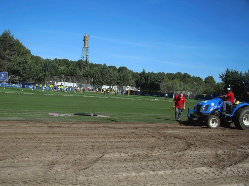 Colocación del césped en el segundo campo del IES Pirámide.