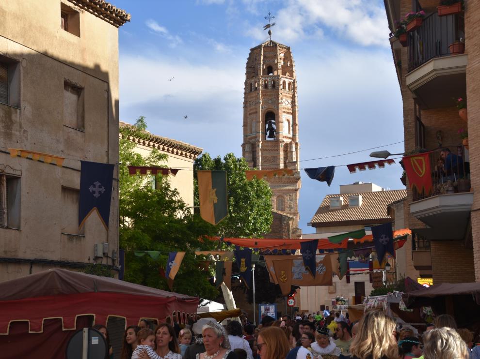 Ambientación de la Feria Mudéjar, con la torre al fondo.
