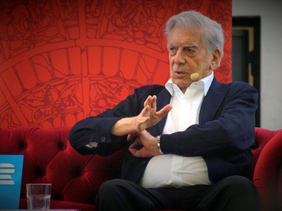 Mario Vargas Llosa durante una charla en Praga.