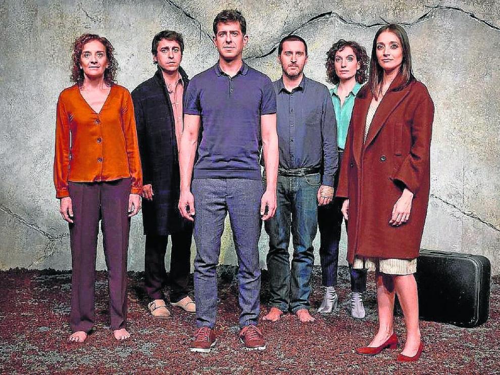 El elenco de ‘La geometría del trigo’, que se estrena hoy en el Teatro del Mercado de Zaragoza.