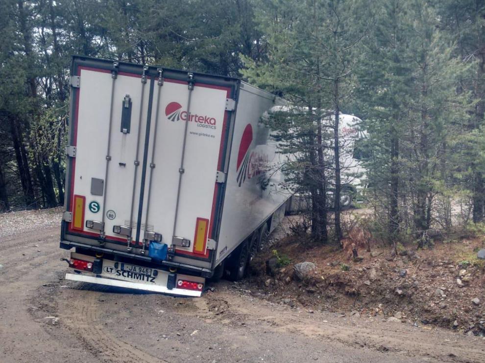 Un camión atascado este viernes en la pista que va de Plan a Chía.