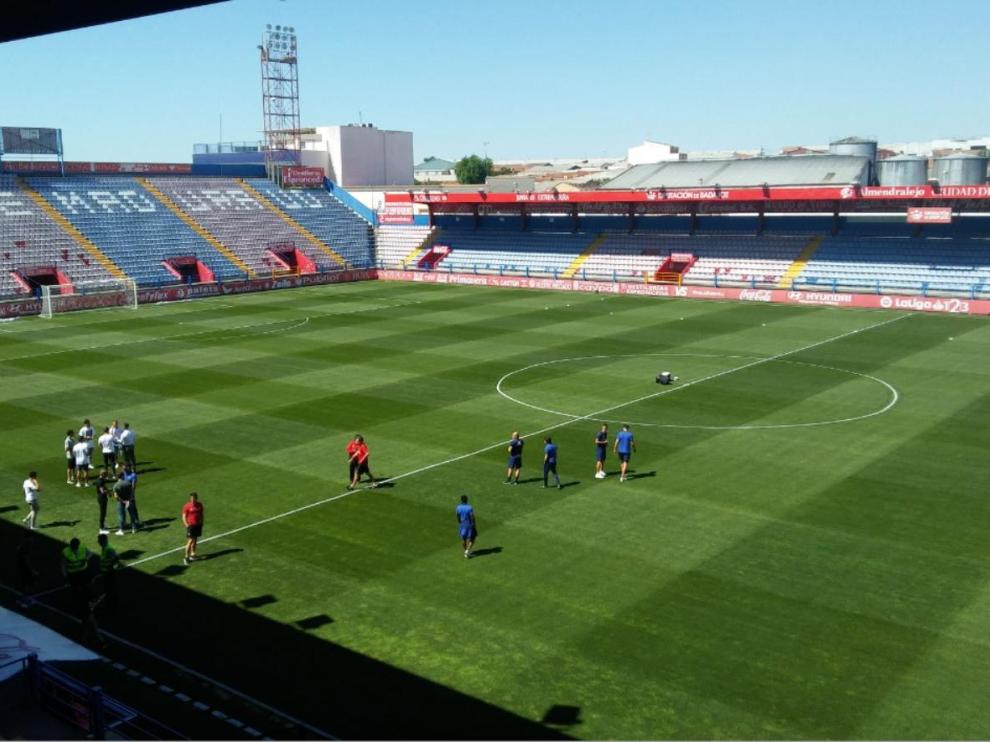 Los jugadores el Extremadura y del Real Zaragoza, hora y media antes del inicio del partido, supervisan el césped del estadio Francisco de la Hera de Almendralejo.