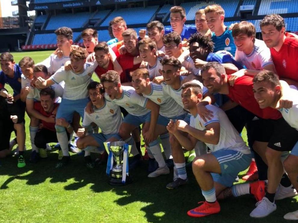 La plantilla del equipo juvenil posa con la Copa de Campeones Juvenil