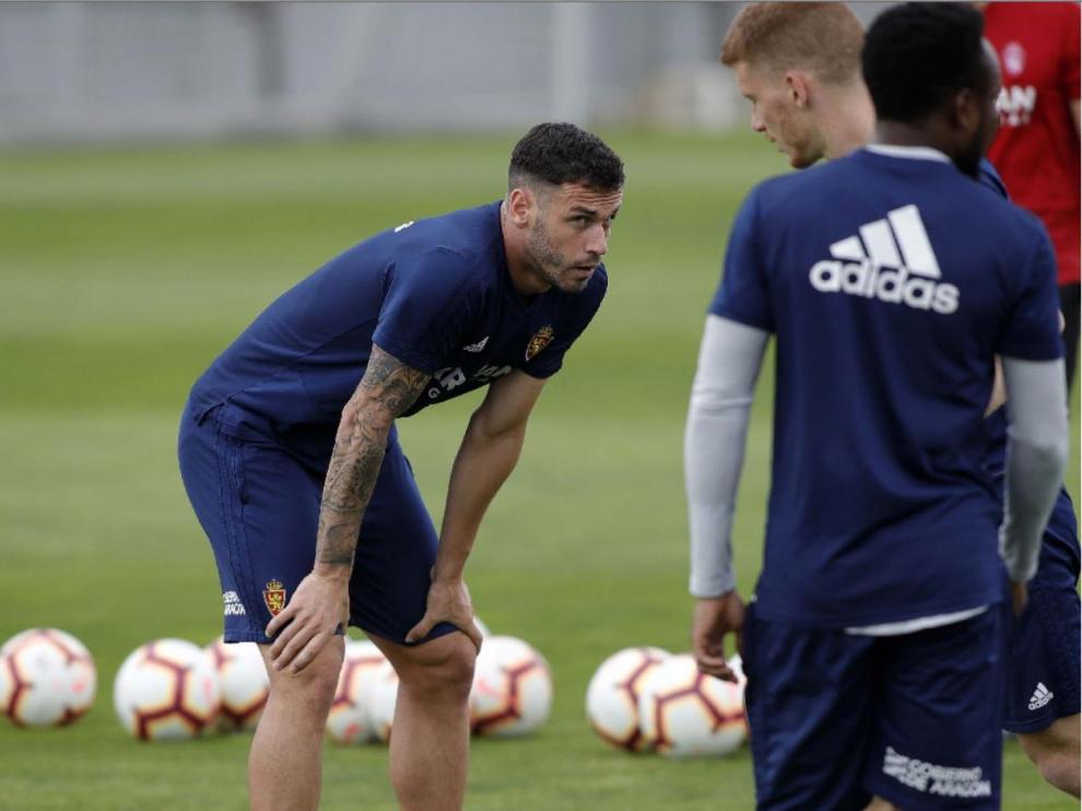 Nick y David Vicente (dcha.), las dos novedades del filial en la citación de Víctor Fernández para el partido de este sábado en Almendralejo, son observados con curiosidad por Álvaro Vázquez en el último entrenamiento previo al viaje.