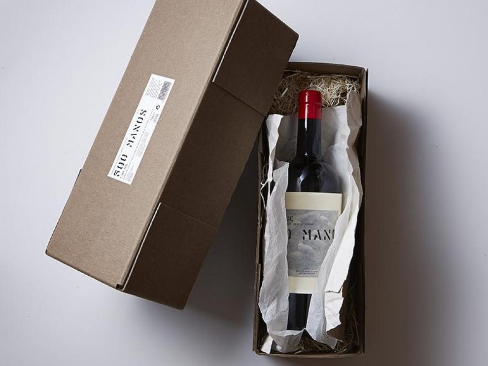 En esta caja se presenta el vino 500 manos.