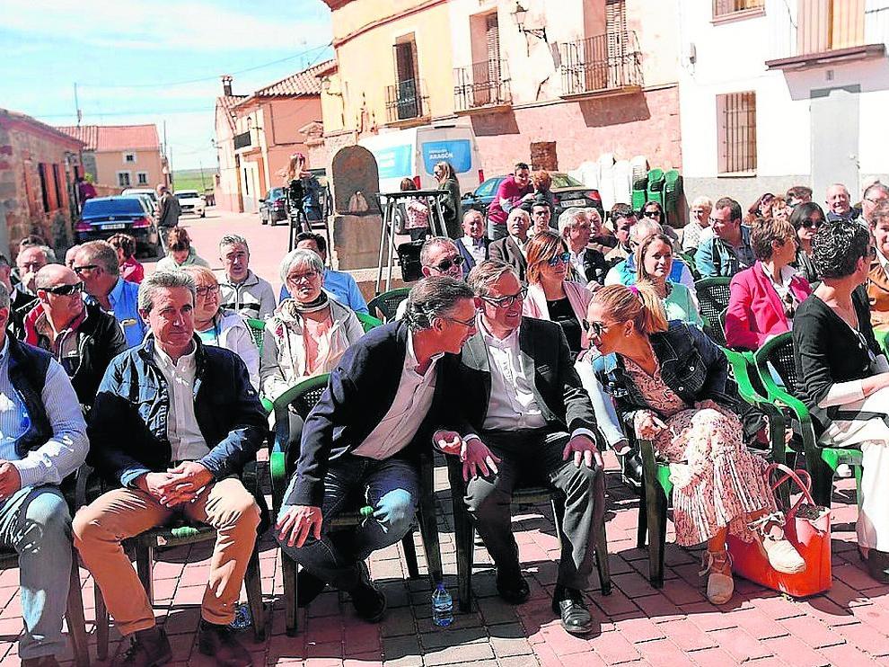 El candidato del PP-Aragón critica a quienes reniegan de las diputaciones y promete medidas contra la despoblación.