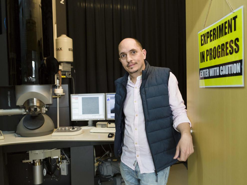 Alfonso Ibarra, junto a uno de los microscopios del Laboratorio de Microscopías Avanzadas.