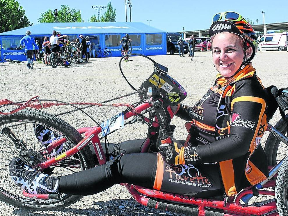 Ángela Domínguez sobre su handbike antes de tomar la salida de la Orbea Monegros.