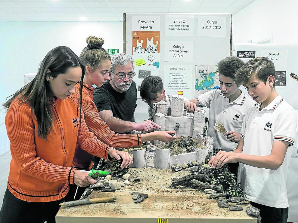 Alumnos del Colegio Internacional Ánfora preparando una exposición y un taller de monumentos de Aragón.