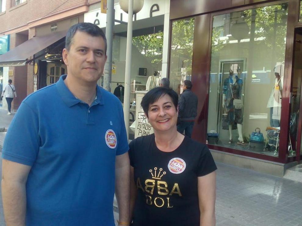 Joaquín Palacín y Sonia Alastruey, en la calle Alcoraz, una de las vías más comerciales de Huesca.