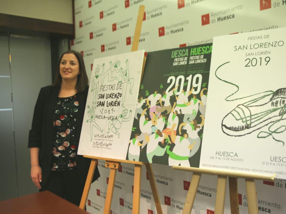 La concejala de Fiestas,María Rodrigo, junto a los tres carteles seleccionados para elegir la imagen de San Lorenzo 2019