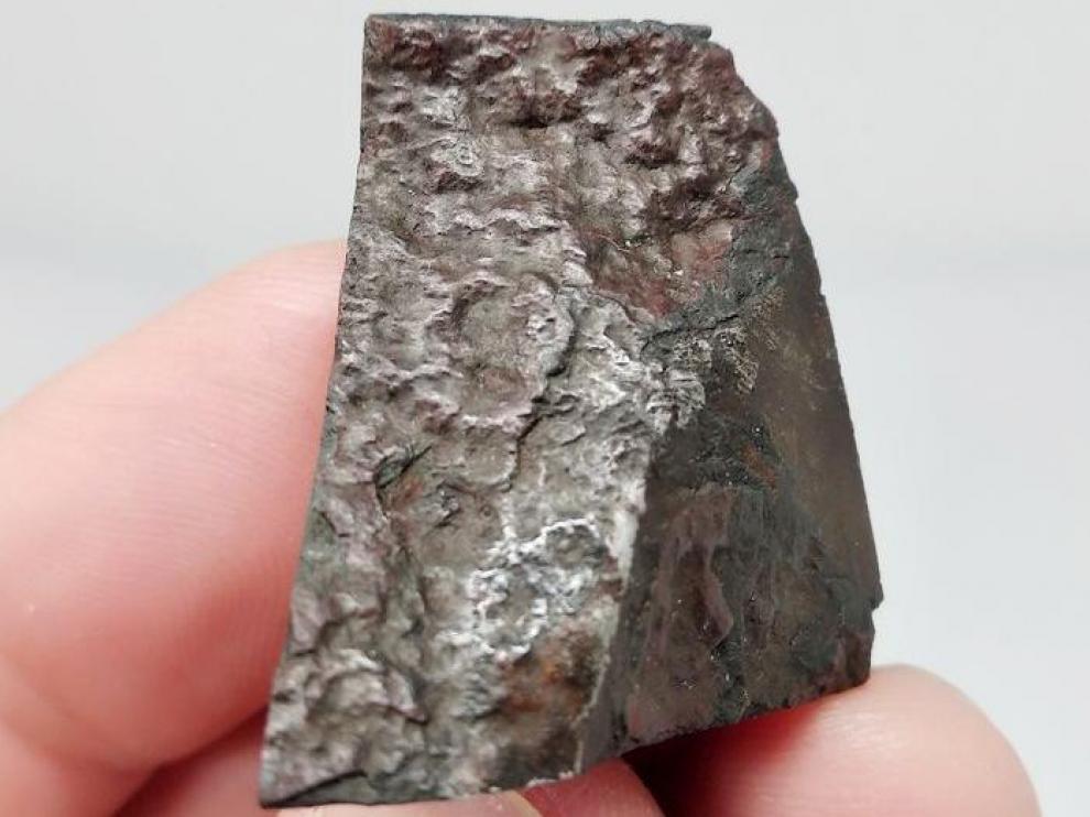 Fotografía del fragmento del meteorito 'Zaragoza' que está actualmente a la venta en Catawiki