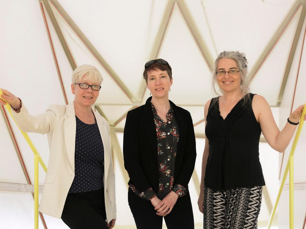 tercermilenio.heraldo.es Karen Purcell, Jennifer Lynn Shirk y Caren Cooper, en el foro de ciencia ciudadana organizado por la Fundación Ibercivis
