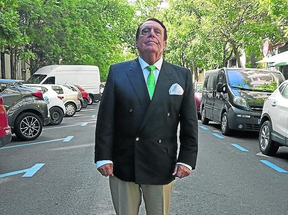 Sigue siendo aquel. Seguidor extasiado de Raphael, Luis García Tejedor nos deleita con su educada voz en la ruta bohemia de Zaragoza, en la zona de Heroísmo.