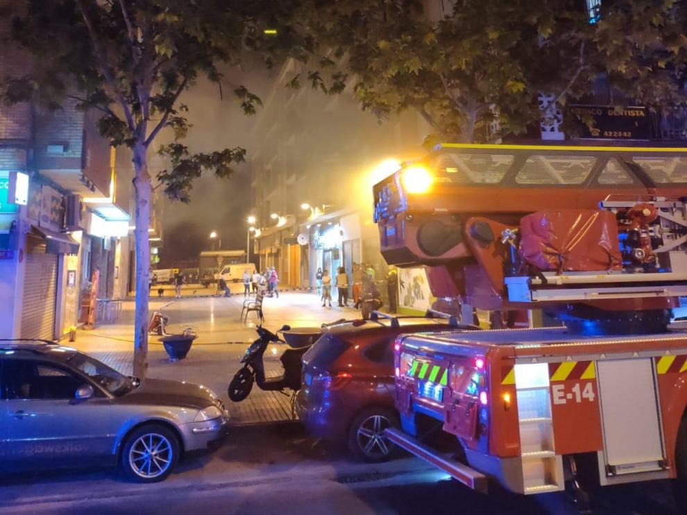 Los Bomberos atienden un incendio en el número 1 de la calle de Estepona.