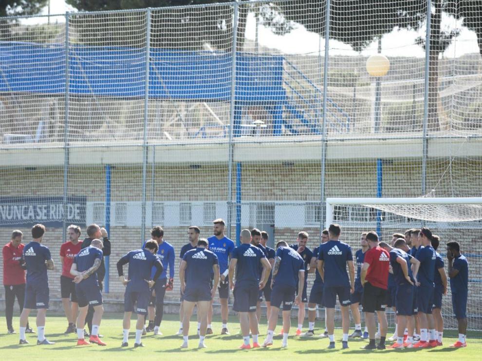 Víctor Fernández se dirige a la plantilla al inicio del último entrenamiento, en la tarde de este jueves en la Ciudad Deportiva, una charla que duró 8 minutos.
