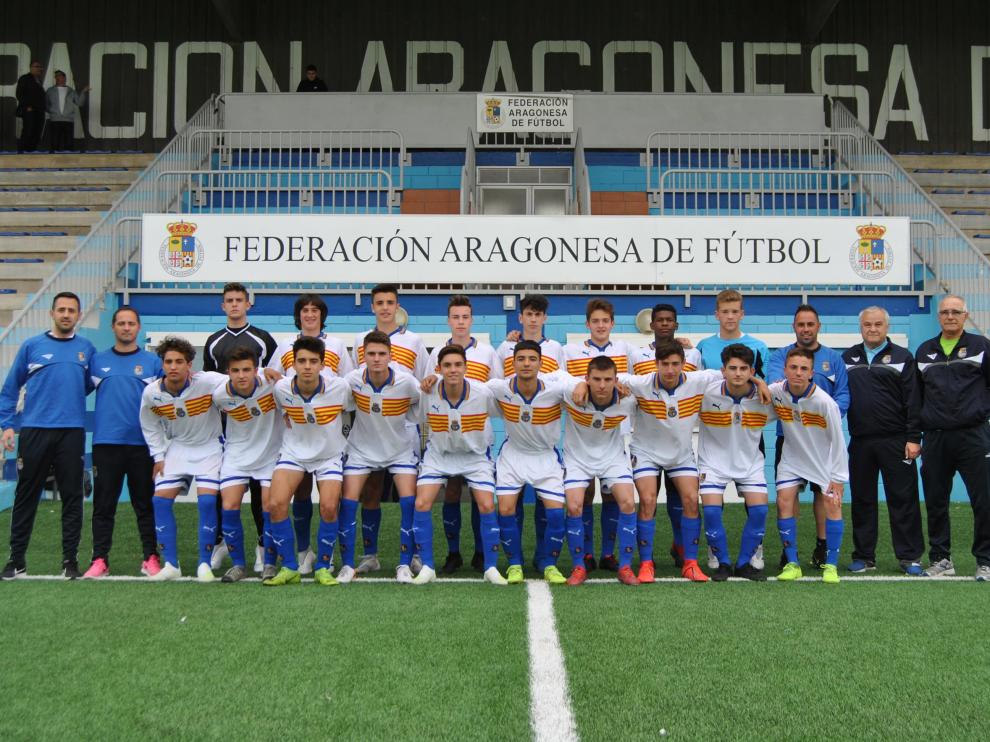 Imagen de la plantilla y cuerpo técnico de la selección aragonesa sub-16