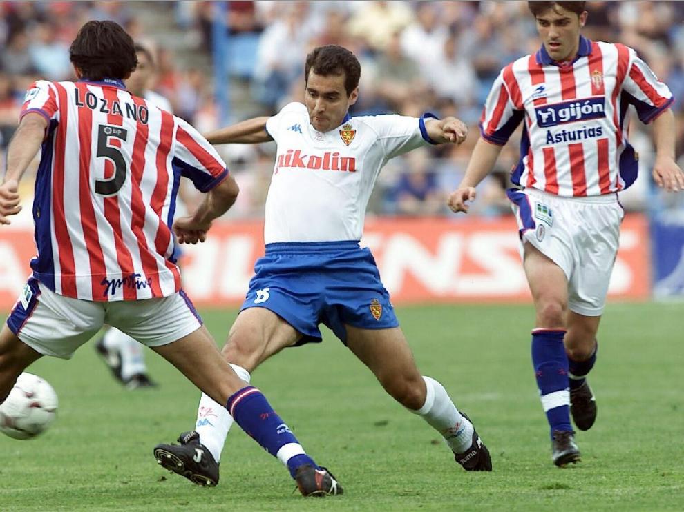 David Villa, en mayo de 2003, con 21 años, jugó en La Romareda en Segunda con el Sporting de Gijón. En la imagen, persigue a Aragón, en pugna con Lozano. El '9' asturiano marcó el 1-1 definitivo.