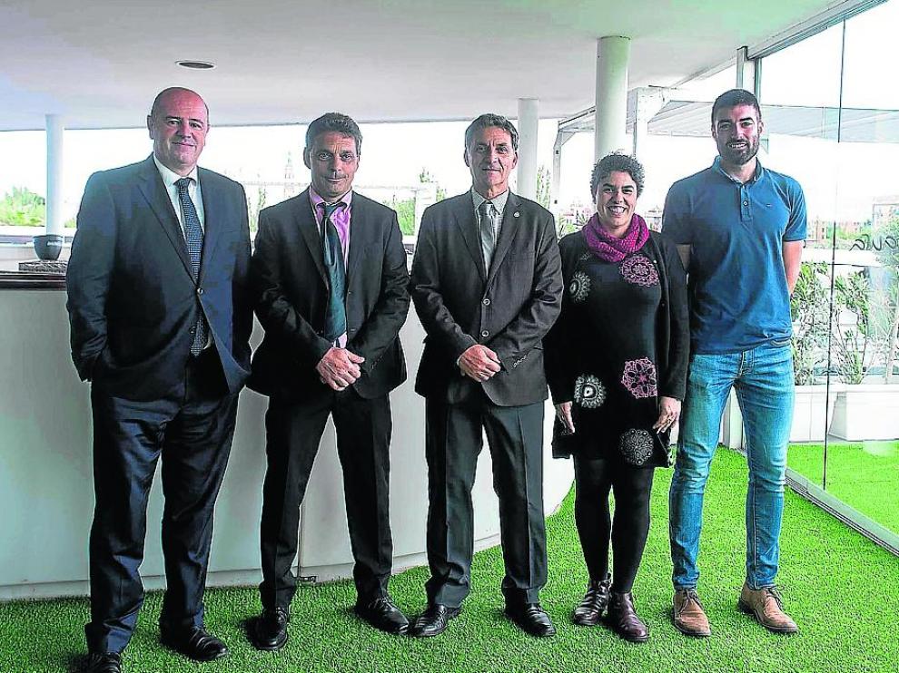 Bittor Oroz, Mariano Vidal, Ángel Jiménez, Silvia Arazuri y Luis Grau, en el complejo Aura.