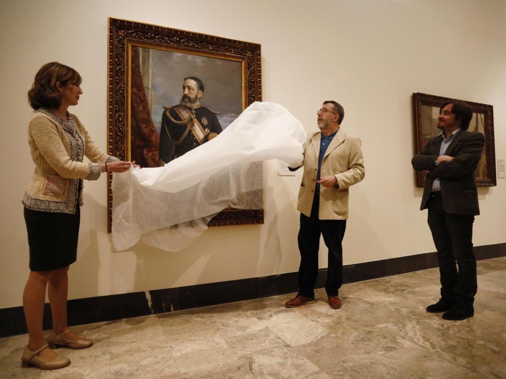 Carolina Marín, Isidro Aguilera y Nacho Escuín desvelando el cuadro.