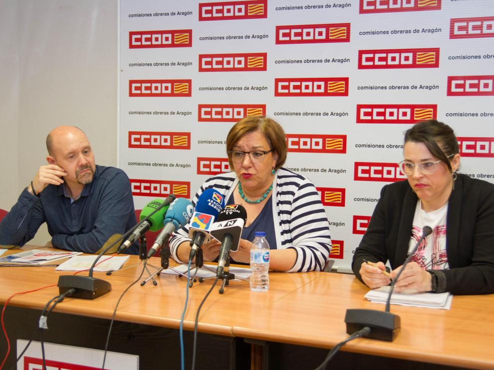 Manuel Pina, Mari Cruz Vicente y Sonia García, este viernes en Zaragoza.
