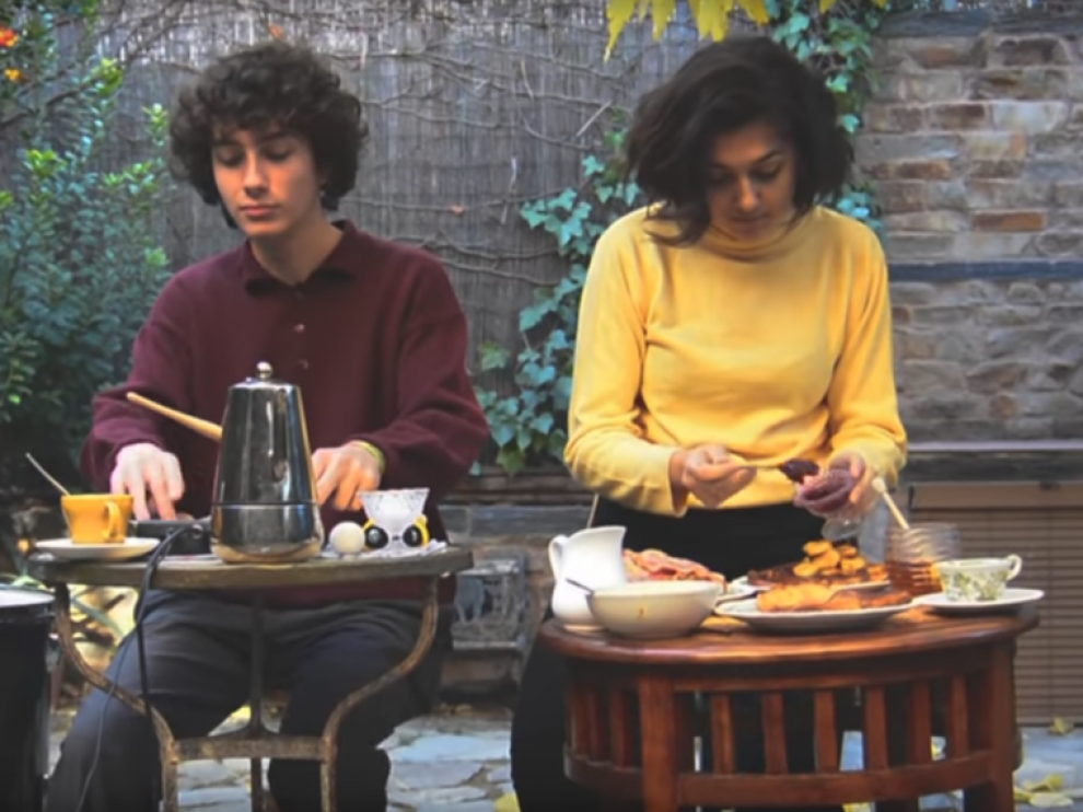 El percusionista Mario Vidal toca mientras Claudia cocina en un vídeo de Soul in the Kitchen