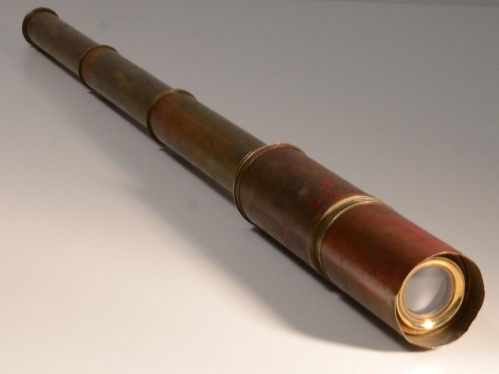 Telescopio Dollond que perteneció a Friedrich Neumann.